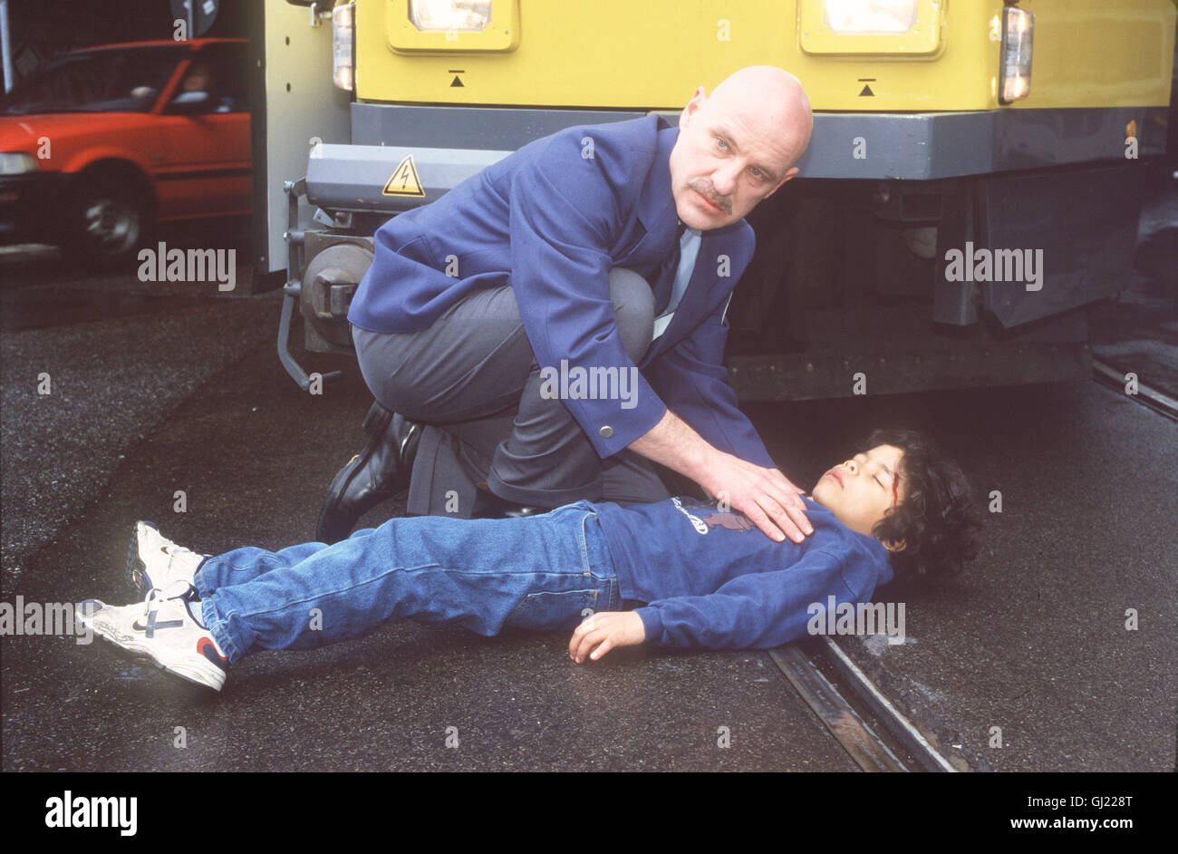 FEDERMANN- Nach dem Tod seiner Frau verliert der Straßenbahnführer Federmann (CHRISTIAN REDL) seine Lebensfreude. Doch eines Morgens läuft ihm der kleine Rico (CHRISTOS GARYFALLAKIS) vor die Bahn. Regie: Christian Diedrich Stock Photo