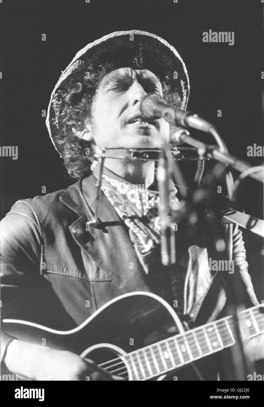 BOB DYLAN - THINGS HAVE (N'T) CHANGED Bild: Bob Dylan bei einem Konzert in den 1980er Jahren. Auch Rocklegenden werden älter. BOB DYLAN wurde am 24. Mai 2001 - 60 Jahre alt. Über 500 Songs hat er seit den frühen 60er Jahren geschrieben, knapp 50 Alben eingespielt. Er begann als der spröde Star der gegen Establishment und Vietnam aufbegehrenden Jugend, der Genius loci von Woodstock, wo er lange lebte, aber nicht auftrat. Irgendwann in den 80er Jahren begann Dylan dann weltweit aufzutreten. Bis heute. Wenn Legenden altern, werden sie dekoriert: 2000 fiel sein Name im Zusammenhang mit dem Stock Photo