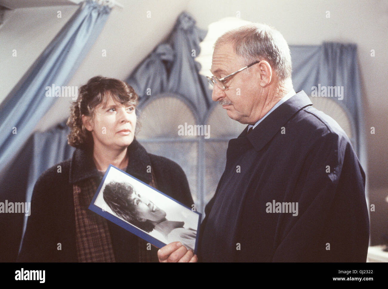 Der Alte Szene Mit Cordula Trantow Magda Wert Und Rolf Schimpf Stock Photo Alamy