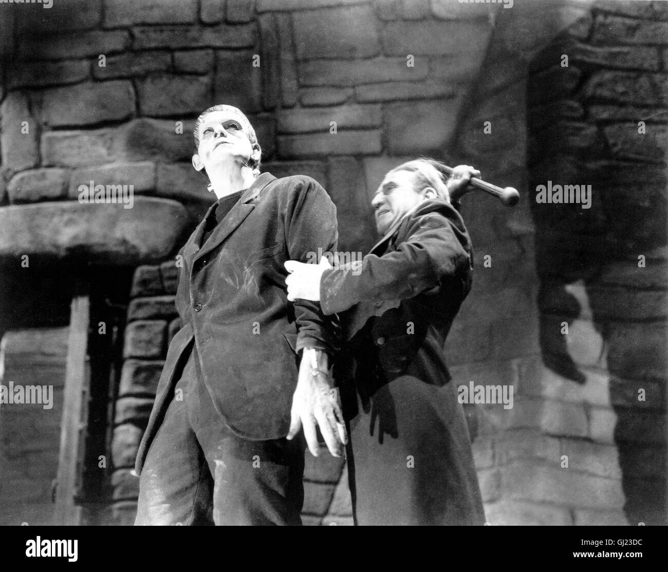 Frankenstein USA 1931 Regie: James Whale Szene: das Monster (BORIS KARLOFF) und Baron Frankenstein (FREDERIK KERR) Stock Photo
