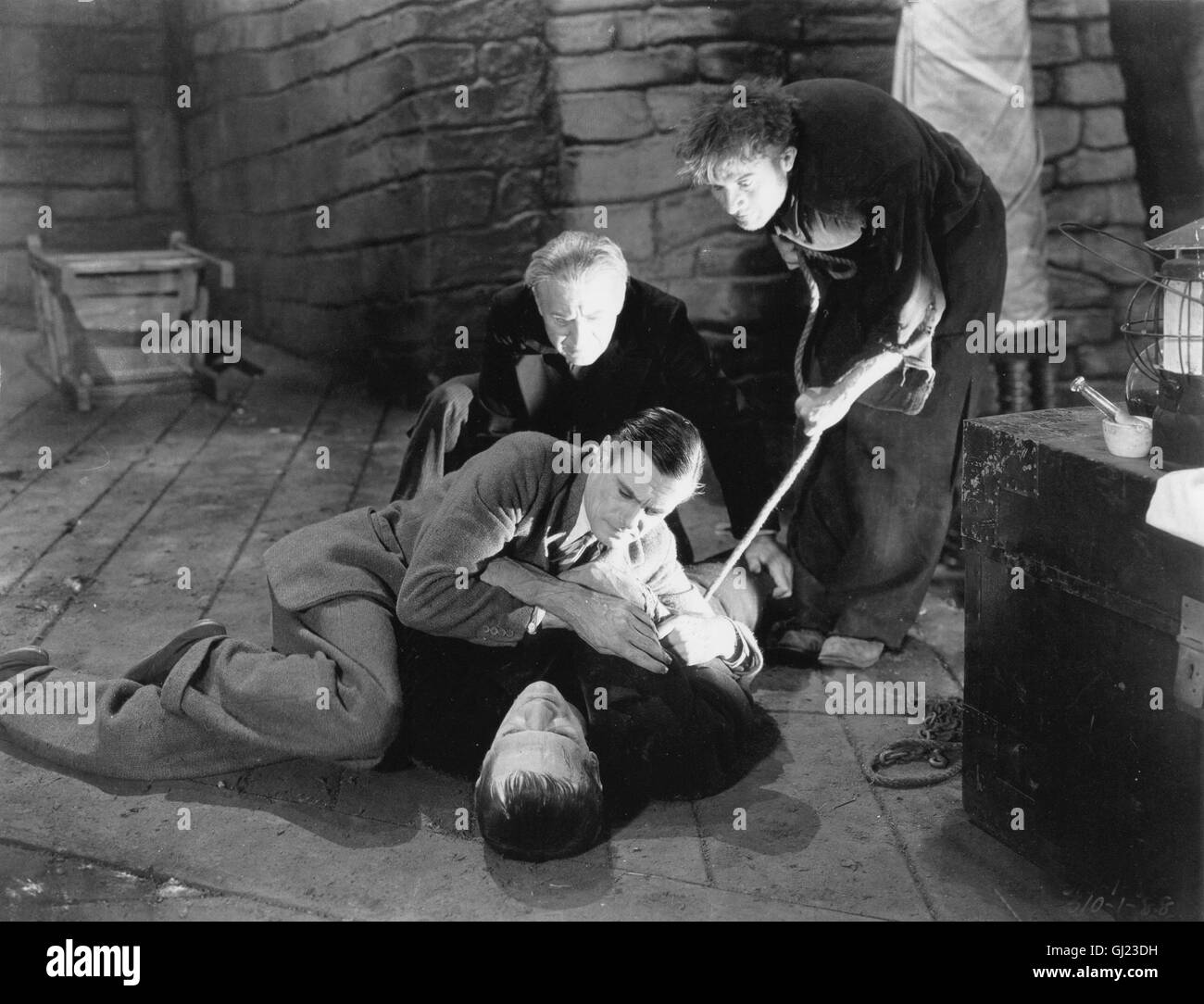 Frankenstein USA 1931 Regie: James Whale Szene: Das Monster (BORIS KARLOFF), Henry Frankenstein (COLIN CLIVE) und Baron Frankenstein (FREDERICK KERR) Stock Photo