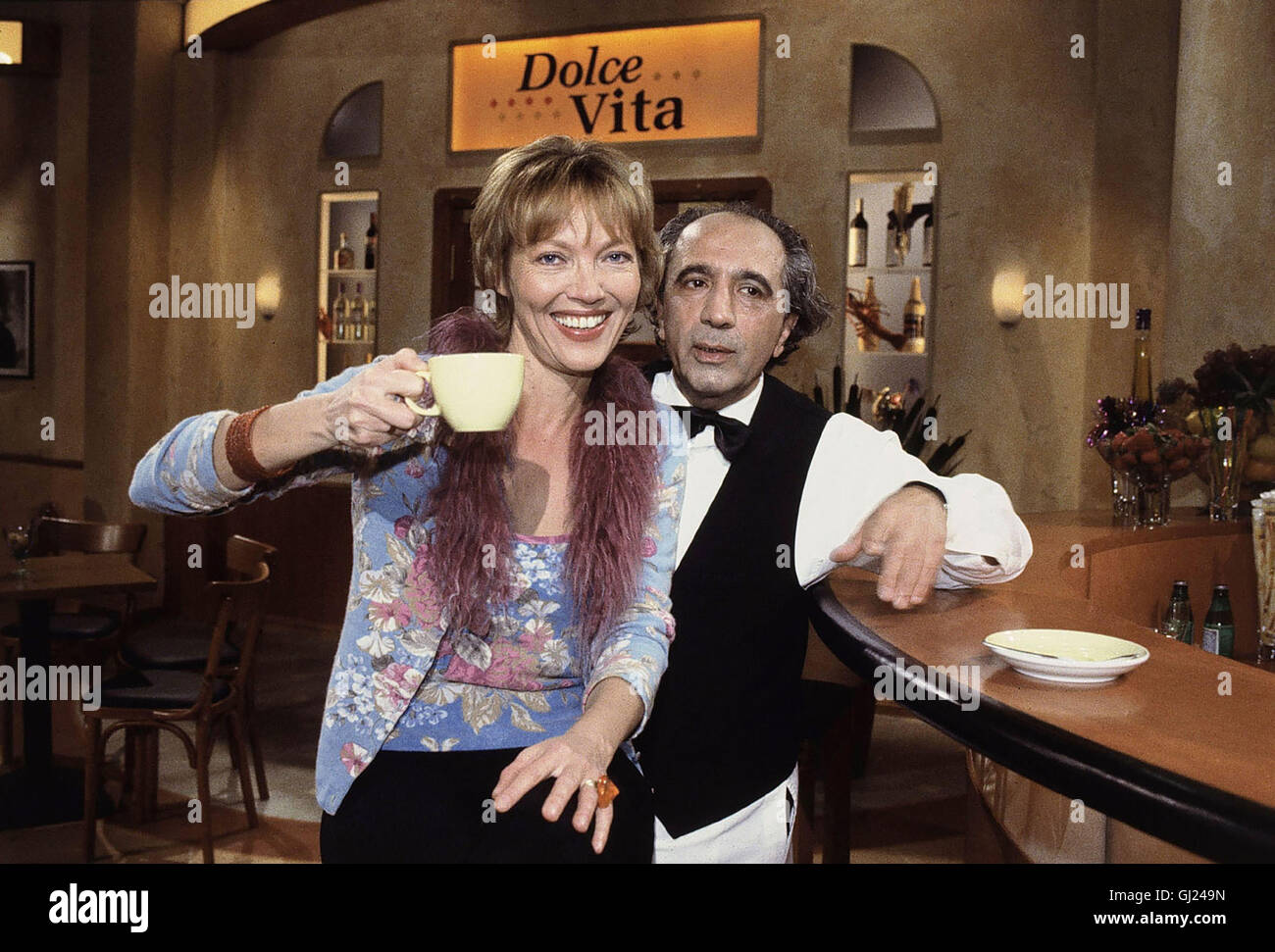 DOLCE VITA- Ein ideales Talk-Pflaster bietet das ZDF mit ihrer Großstadt-Bar im italienischen Stil. Die Stimmung in der Talkshow 'Dolce Vita' soll heiter sein. So will man entspannt plaudern und lästern. Dafür sorgt die sympathische Gastgeberin LUZIA BRAUN und der Barmann BRUNO AGOSTINO, wenn es denn heißt: 'Tutto bene - Alles klar, Bruno?' - 'Si, Signora'  aka. Talk mit Luzia Braun Stock Photo
