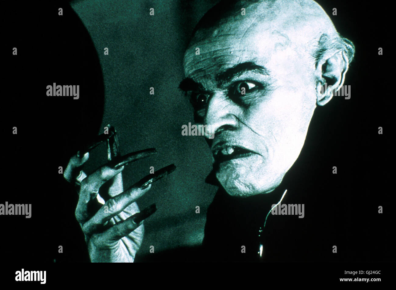 SHADOW OF THE VAMPIRE Friedrich Murnau verpflichtet für seinen Film 'Nosferatu' einen echten Vampir (WILLEM DAFOE), um dem Film mehr Authentizität zu verleihen. Der Regisseur verspricht dem Blutsauger dafür das Blut seiner Hauptdarstellerin. Doch der Vampir entwickelt schon vor Drehende einen Appetit auf die Filmcrew... Der Film schafft es, die beklemmende Atmosphäre des Originals wiederauferstehen zu lassen 1578 Regie: E. Elias Merhige aka. Shadow of the Vampire Stock Photo