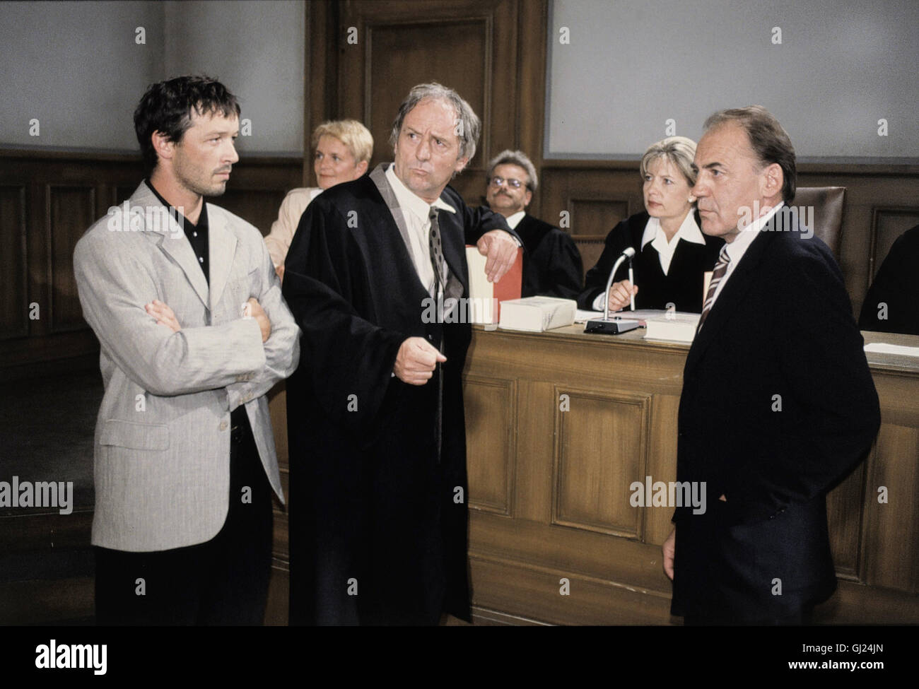 ANWALT ABEL - EIN RICHTER IN ANGST Richter Crusius ist bekannt für seine drakonischen Strafen. Nun steht er selbst wegen Mordes vor Gericht - ein Richter in Angst. Szene im Gerichtssaal: Zeuge Olaf (MICHAEL ROLL), Anwalt Abel (GÜNTHER MARIA HALMER), Dr.Crusius (BRUNO GANZ), im Hintergrund: SABINE POSTEL (Vorsitzende) Regie: Josef Rödl Stock Photo
