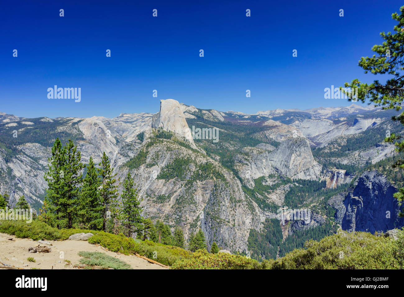 The beautiful landscape of Washburn Point in Yosemite National Park ...