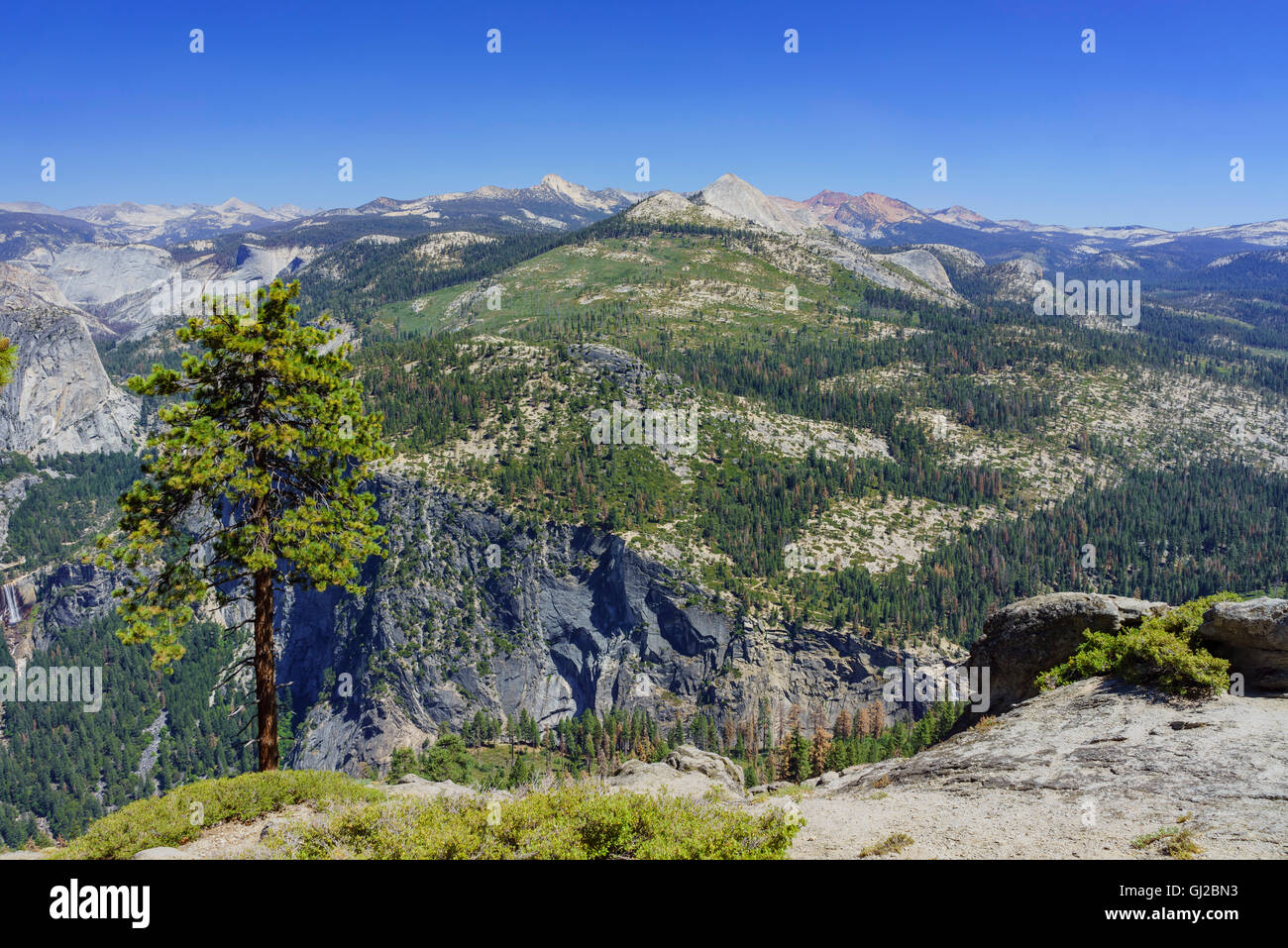 The beautiful landscape of Washburn Point in Yosemite National Park ...