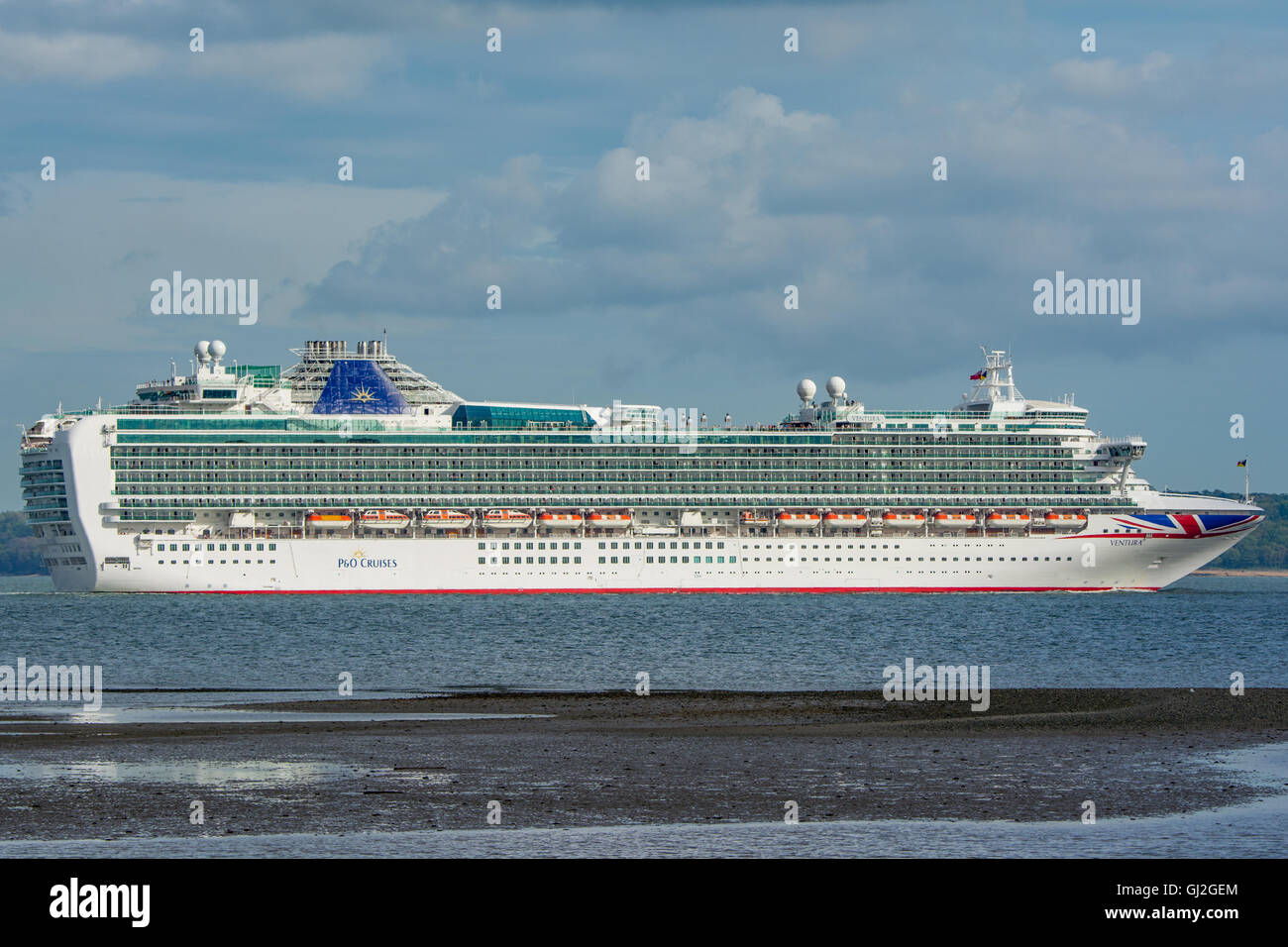 the-p-o-cruise-ship-ventura-departing-southampton-uk-on-the-22nd-may