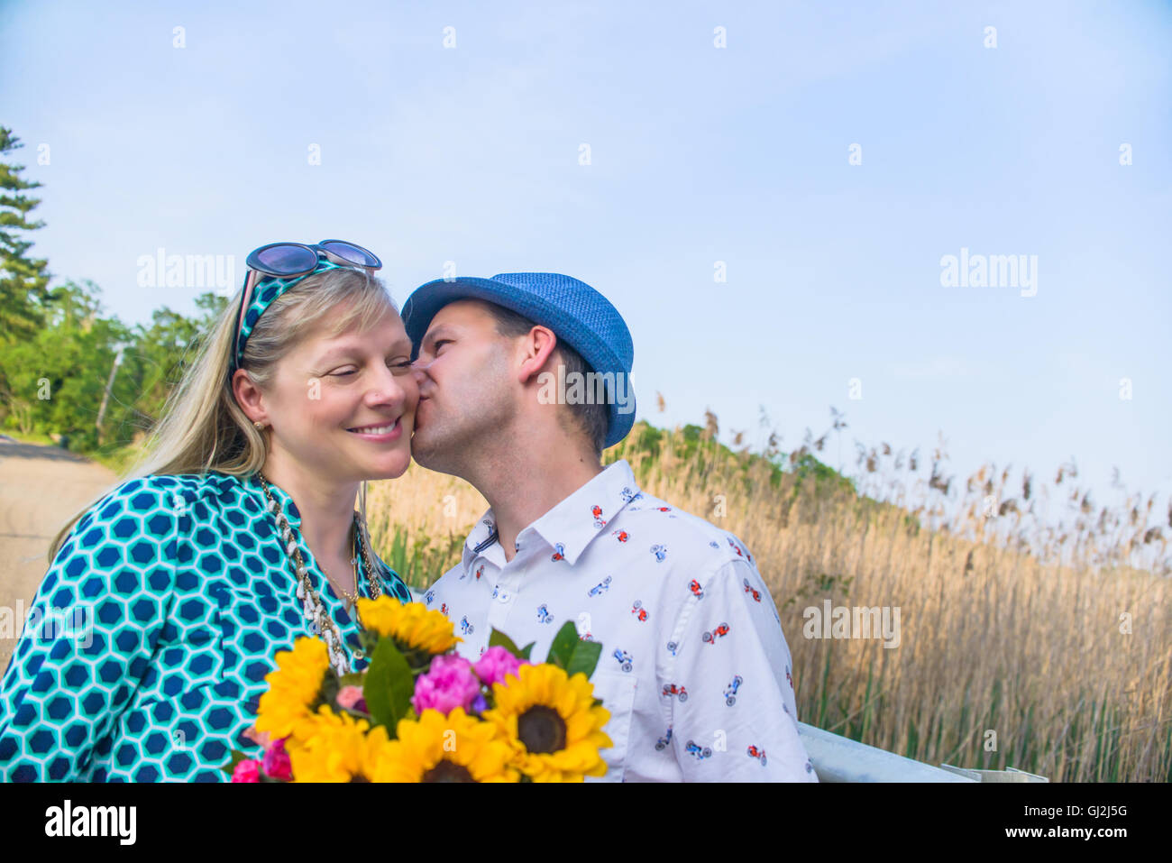 Kissing flowers hi-res stock photography and images - Alamy