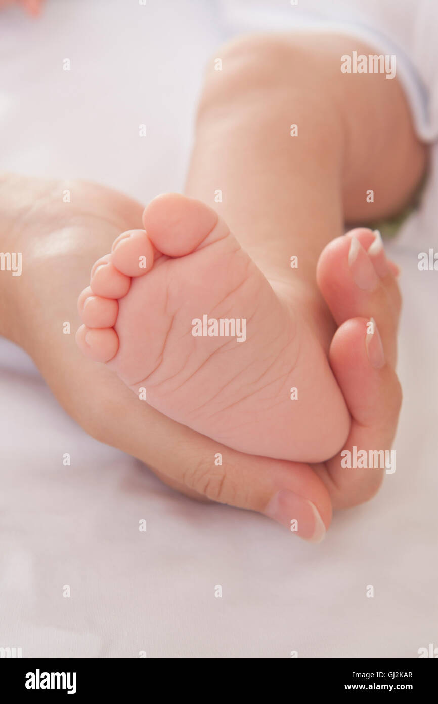 https://c8.alamy.com/comp/GJ2KAR/mothers-hand-holding-baby-boys-foot-GJ2KAR.jpg