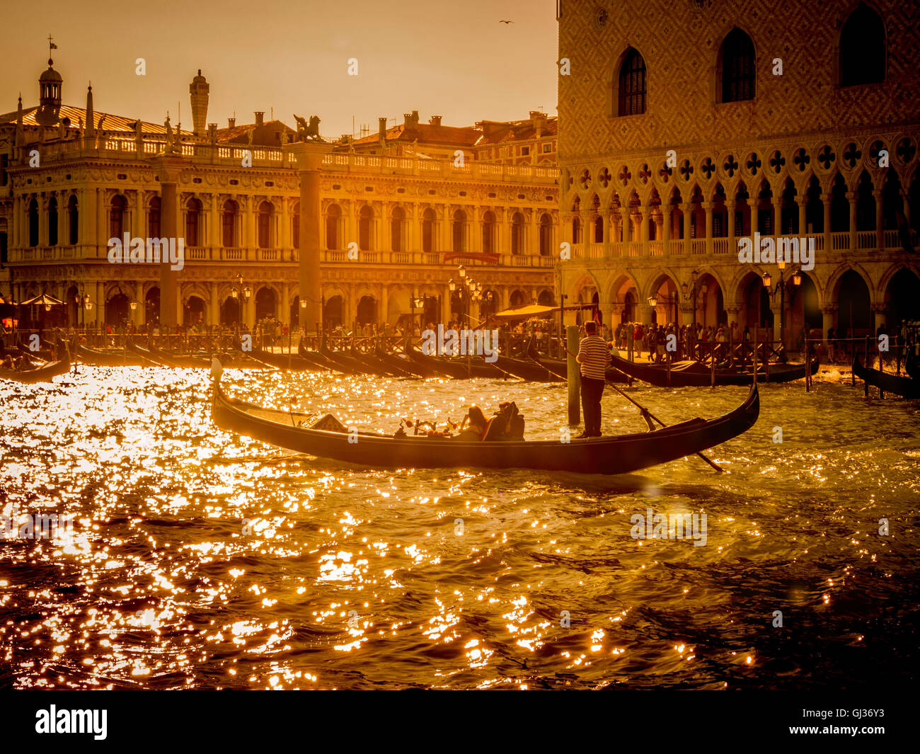 Venice italy silhouette gondola hi-res stock photography and images - Alamy