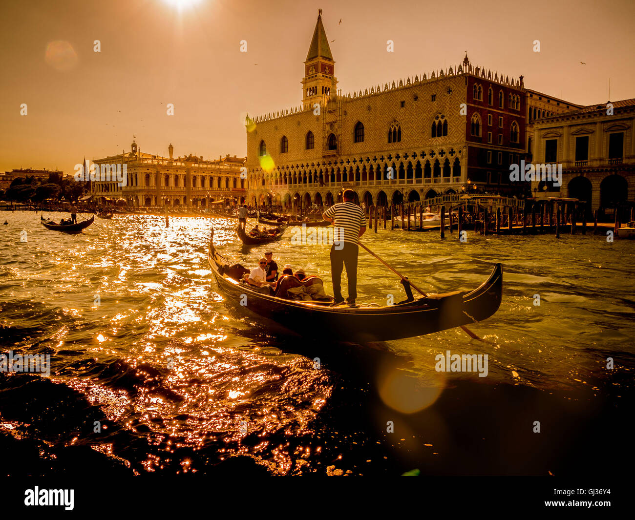 Venice italy silhouette gondola hi-res stock photography and images - Alamy