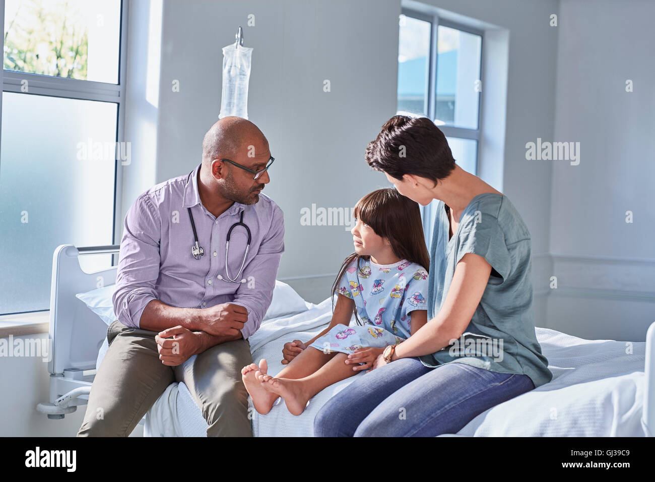 Doctor patient hospital bed hi-res stock photography and images - Alamy