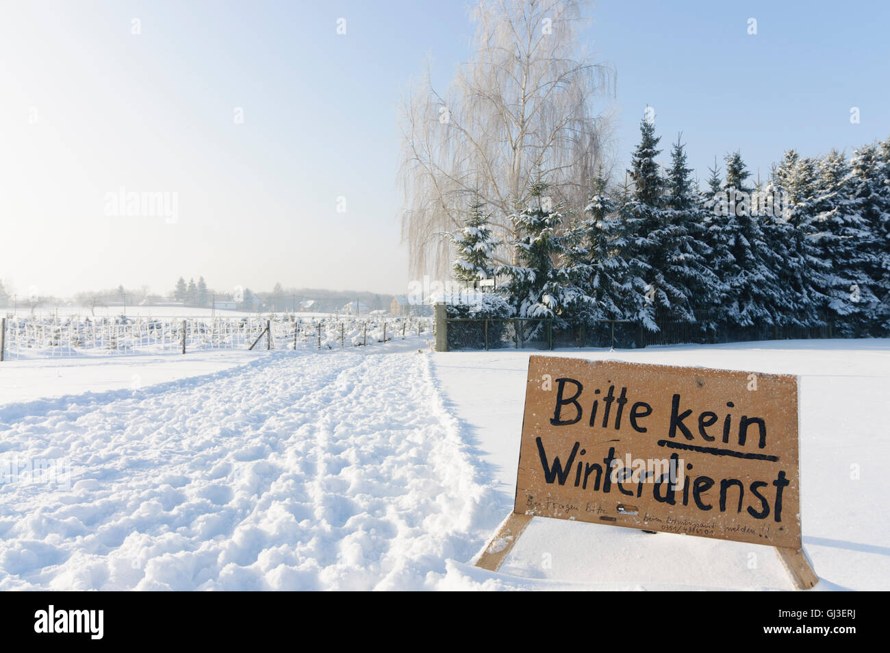 Dresden: Land access with sign ' Please no winter services ', Germany, Sachsen, Saxony, Stock Photo