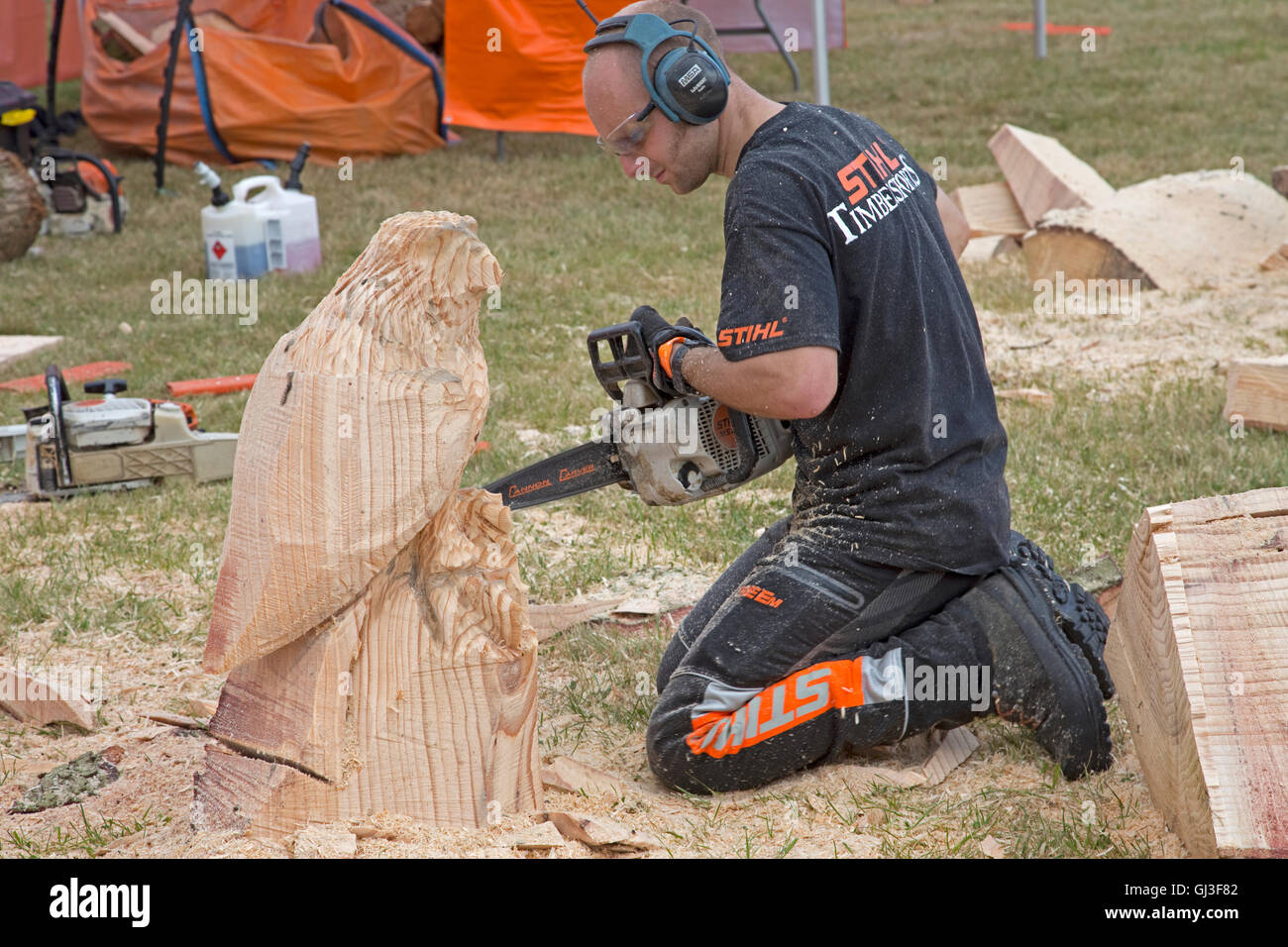 Chainsaw wood carvings hi-res stock photography and images - Alamy