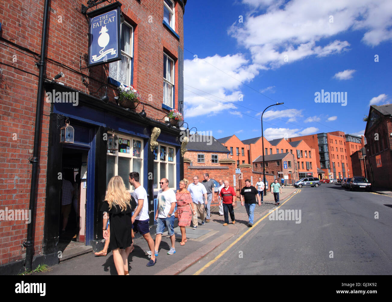 People outside The Fat Cat public house in the Kelham Island district of Sheffield, South Yorkshire England UK - summer Stock Photo