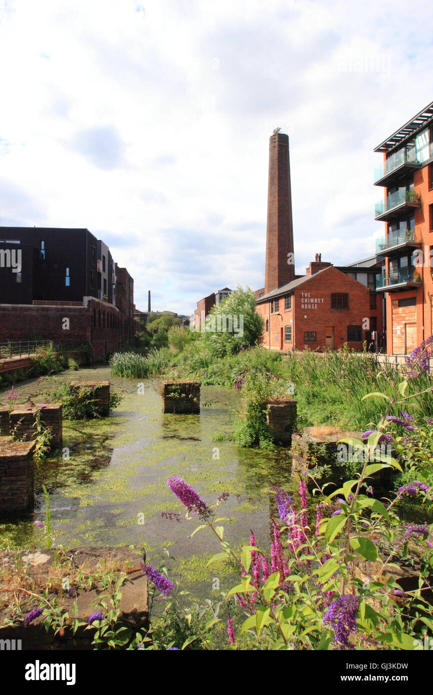 Apartments (r) overlooking the River Don looking to industrial heritage landmarks in Kelham Island area of City of Sheffield, UK Stock Photo