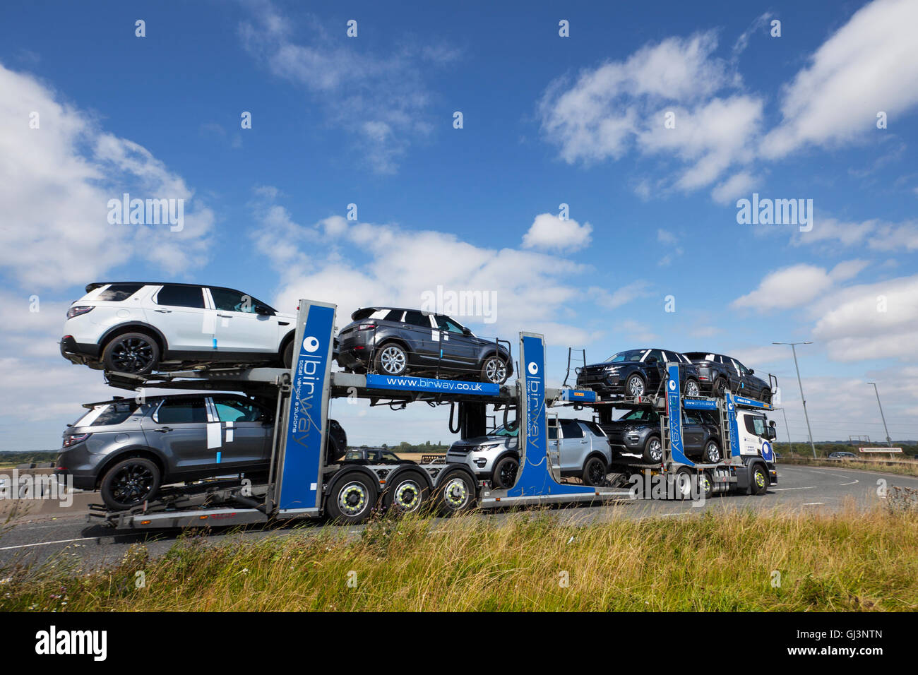 Autotransporter; Car Transporter movers carrying Land Rover's best compact  range rover SUV; Newly built Range Rover Evoque en-route to Liverpool  Docks; Cars for transit to export markets by sea Stock Photo 