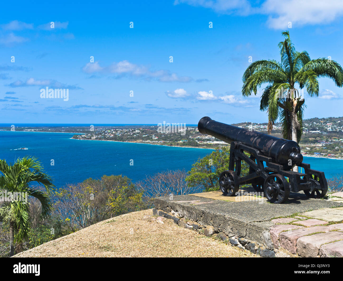 dh Scarborough TOBAGO CARIBBEAN Fort King George cannon overlooking harbour bay Stock Photo
