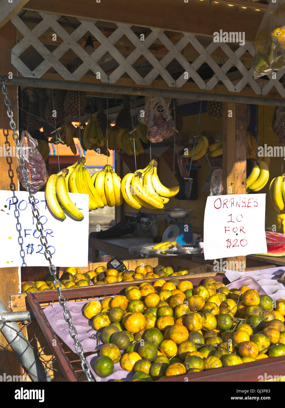 dh Scarborough TOBAGO CARIBBEAN Caribbean fruit market stall oranges bananas ripe food Stock Photo