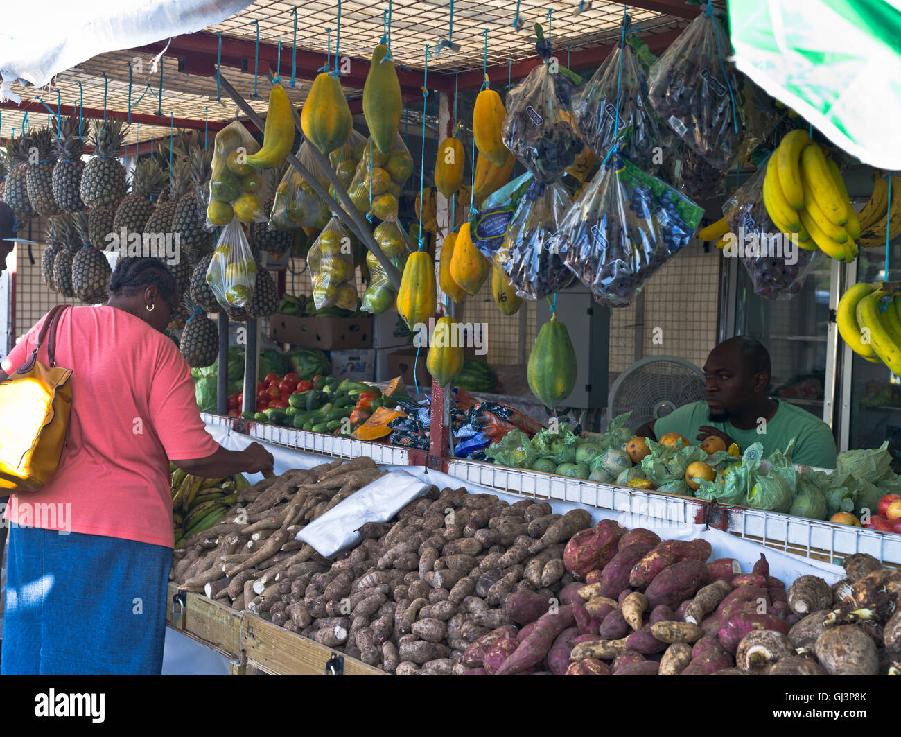 dh Scarborough TOBAGO CARIBBEAN Caribbean vendor vegetable fruit market stall customer local people Stock Photo