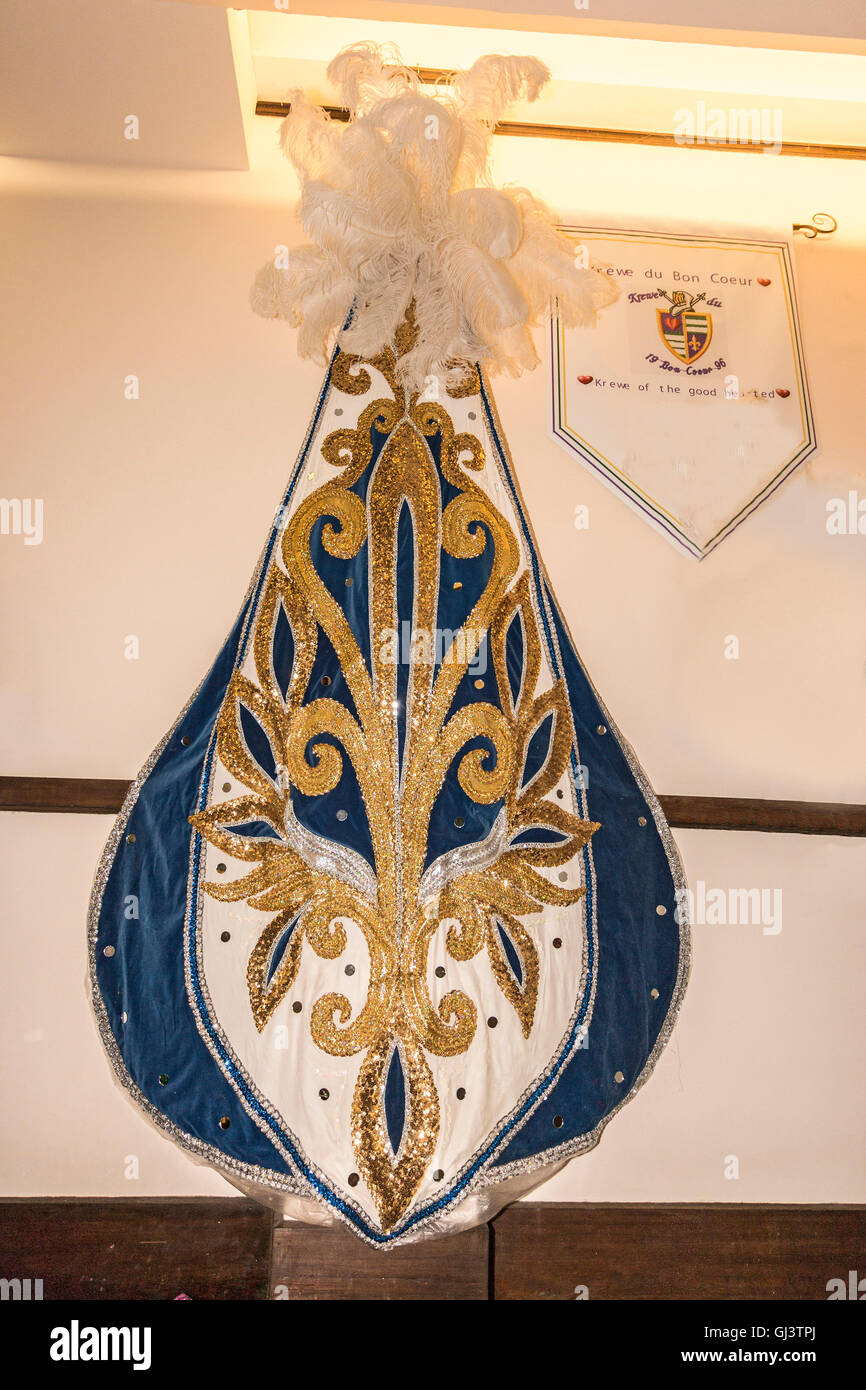 why are masks worn by krewe members at mardi gras
