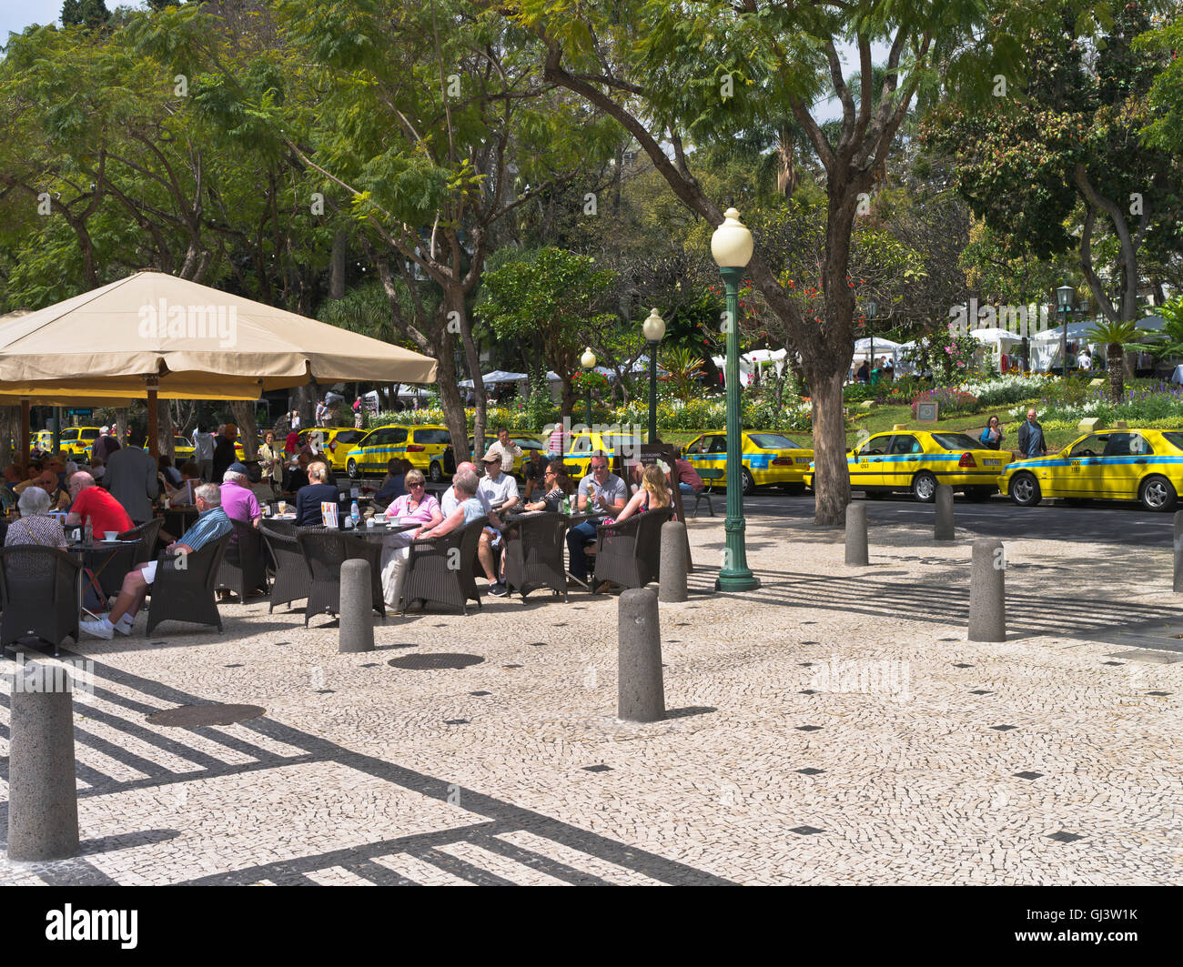 dh Avenida Arriaga FUNCHAL MADEIRA people relaxing outdoor cafe street cafes Stock Photo
