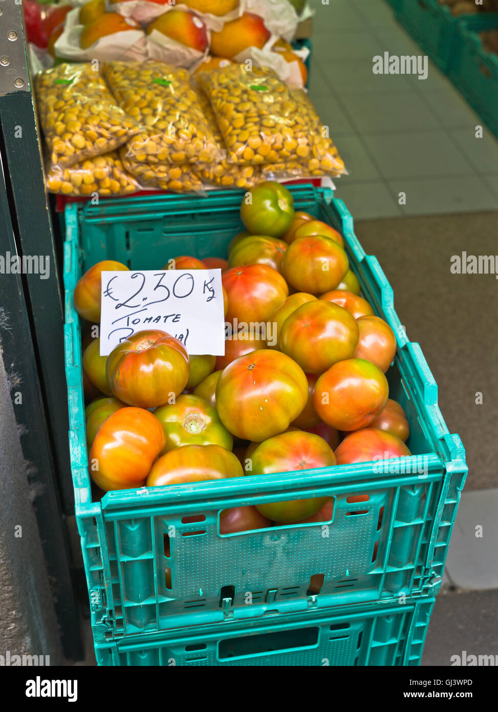 dh  FUNCHAL MADEIRA Box of tomatoes Euro price Madeiran grocers produce grocery store vegetables portuguese vegetable Stock Photo