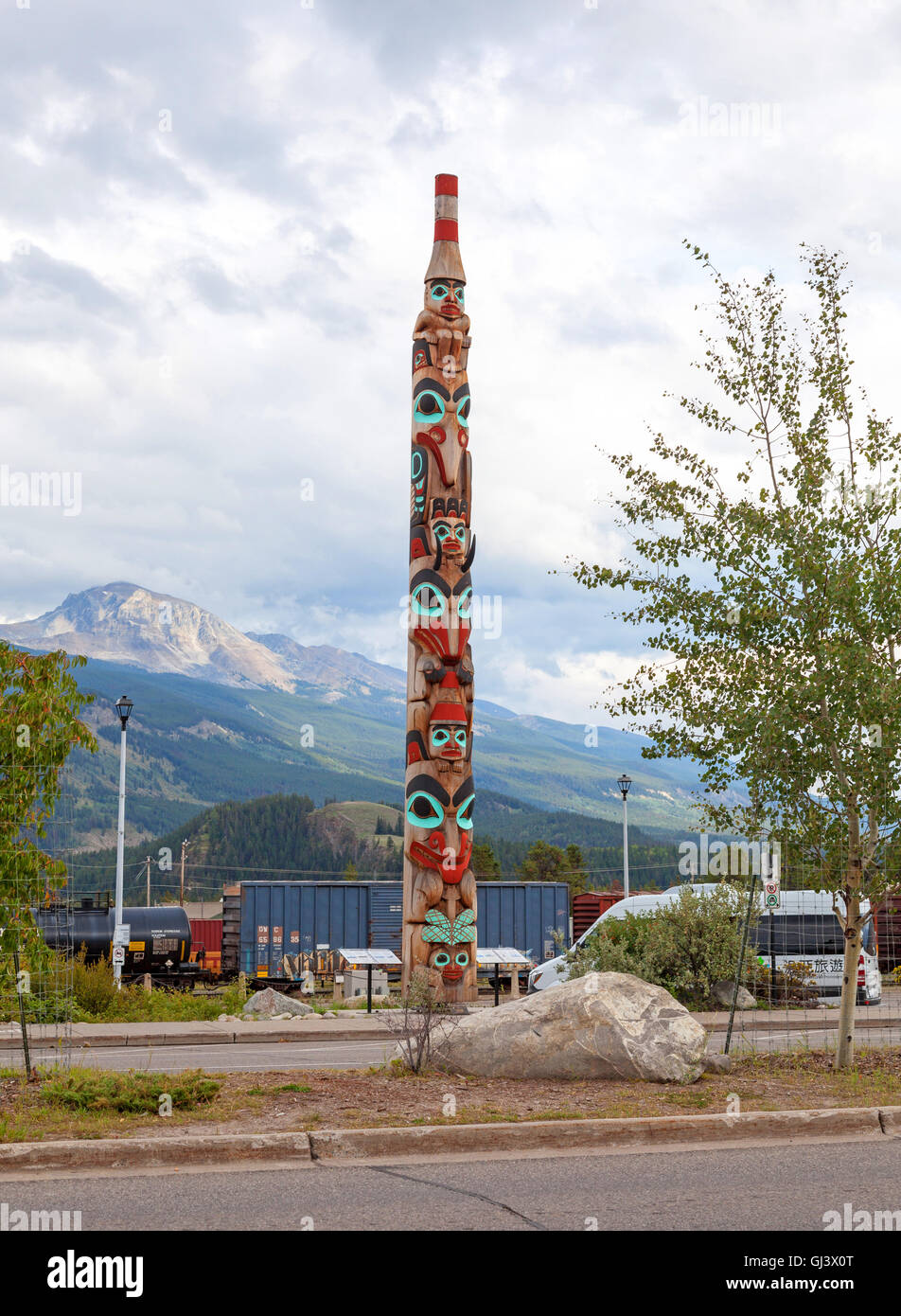Wooden totem pole hi-res stock photography and images - Alamy