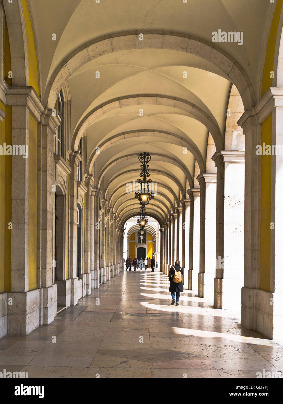 dh praca do comercio LISBON PORTUGAL praca do comercio arch walkways people lisboa square commerce Stock Photo