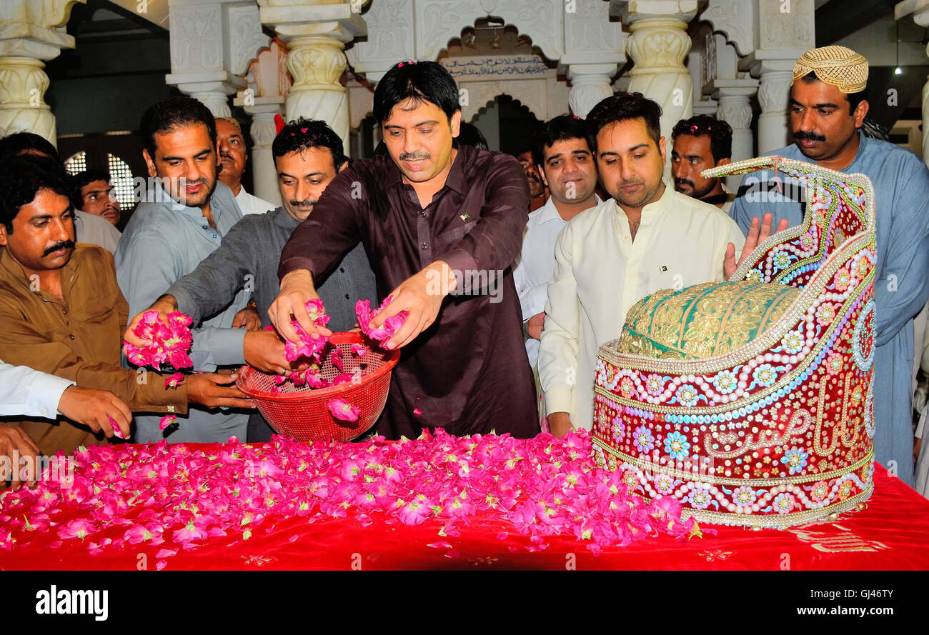 The newly inducted ministers and advisers into Sindh cabinet are flowering and offering Fateha for the departed soul of founder of Peoples Party Zulfiqar Ali Bhutto, in Garhi Khuda Bux on Friday, August 12, 2016. Stock Photo