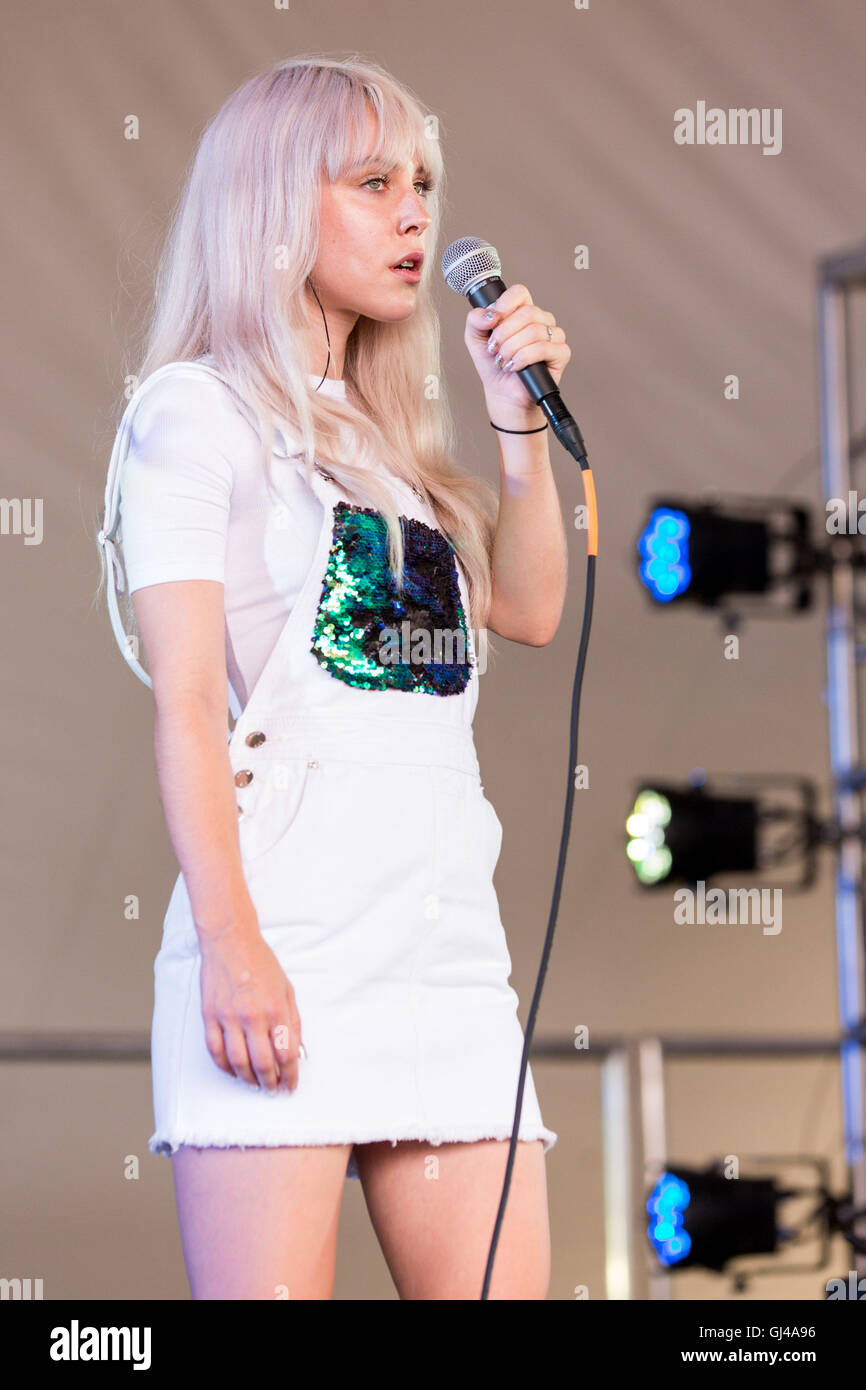 Eau Claire, Wisconsin, USA. 12th Aug, 2016. Singer NAOMI ALMQUIST of