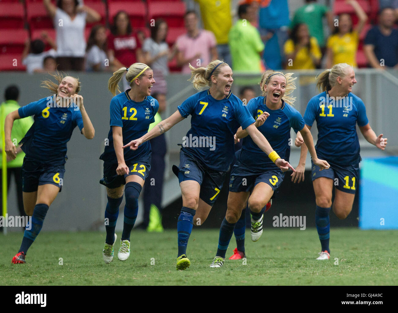 Brazil, Brazil. 12th Aug, 2016. Team Sweden celebrates their win over team United States during the Women's Football Quarterfinal match at Mane Garrincha Stadium on Day 7 of the Rio 2016 Olympic Games. Sweden beat USA 4-3. (Credit Image: © Bruno Spada/TripeFoto via ZUMA Press) Stock Photo