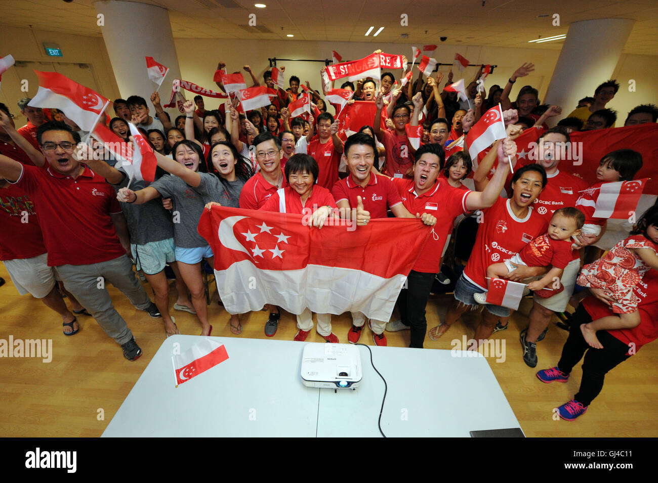 Singapore, Singapore OCBC Aquatic Centre. 13th Aug, 2016. Members of the Singapore Swimming Association Fraternity gather to watch the live telecast of the Rio Olympics men's 100m butterfly finals, at the Singapore OCBC Aquatic Centre, Aug. 13, 2016. Singaporean swimmer Joseph Schooling won the historic first Olympic gold medal for Singapore. © Then Chih Wey/Xinhua/Alamy Live News Stock Photo