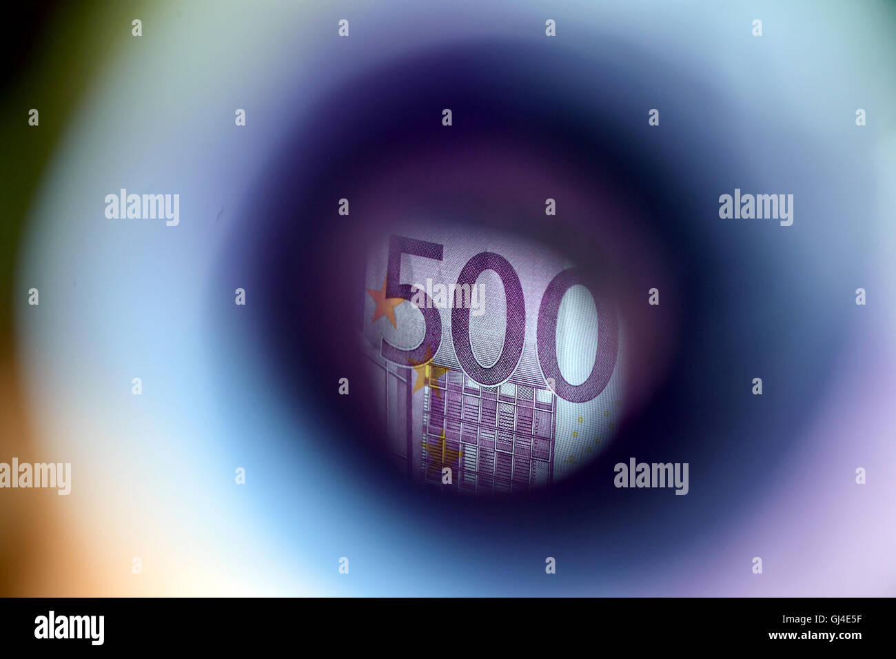 Berlin, Germany. 11th Aug, 2016. ILLUSTRATION - 500 Euro-notes ...