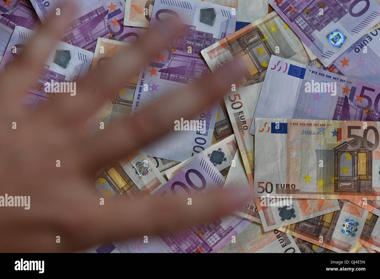 Berlin, Germany. 11th Aug, 2016. ILLUSTRATION - 500 Euro-notes ...