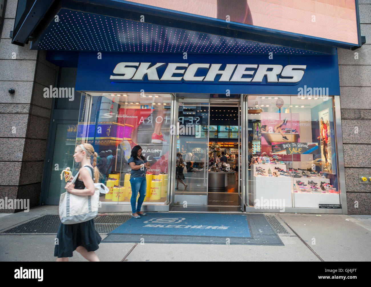what time does the skechers store close
