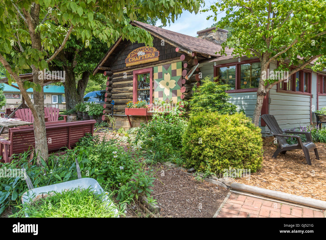 Dogwood Crafters arts and crafts souvenir shop in Dillsboro, North