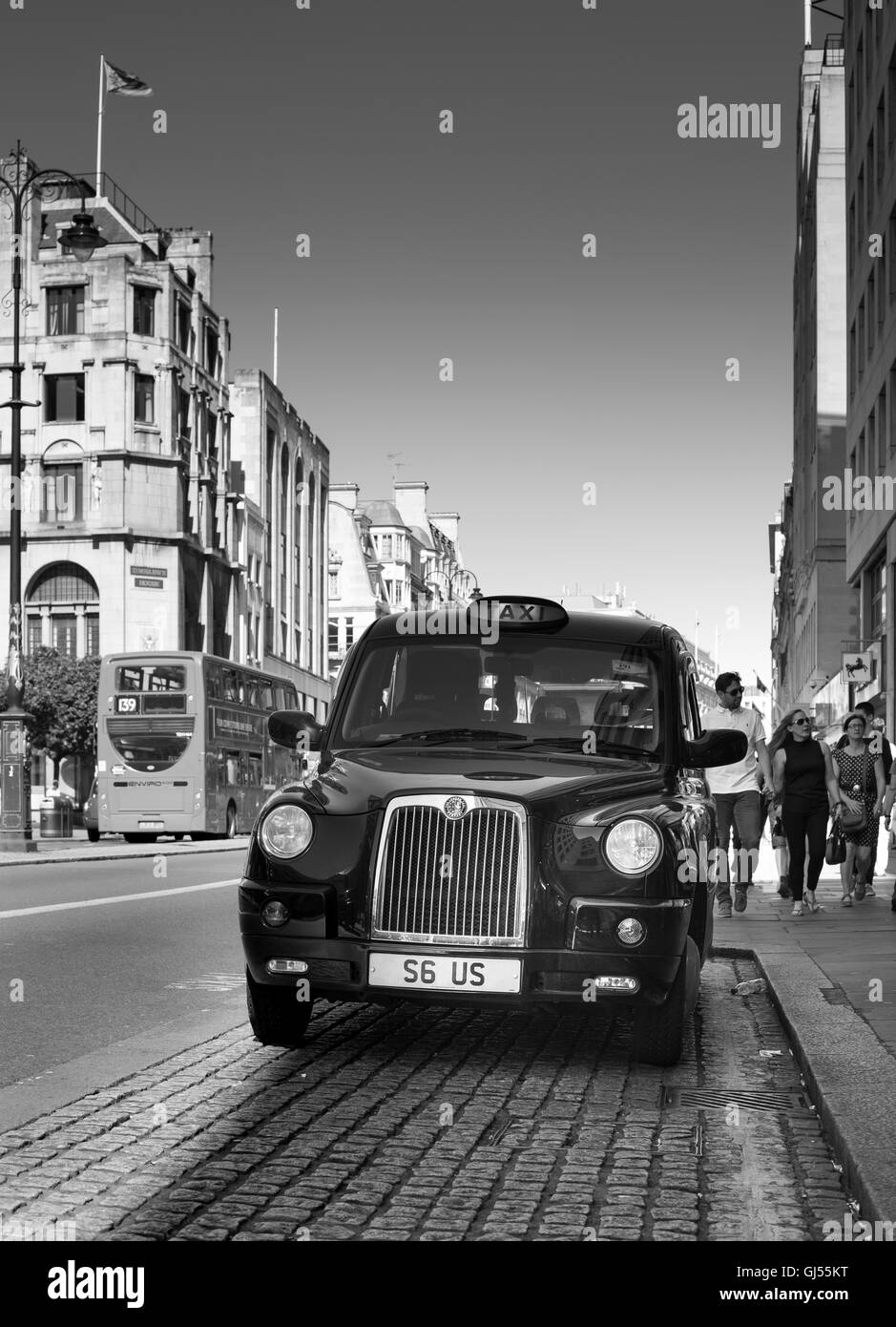 London Black Taxi (cab) rank near Charing Cross station Stock Photo - Alamy