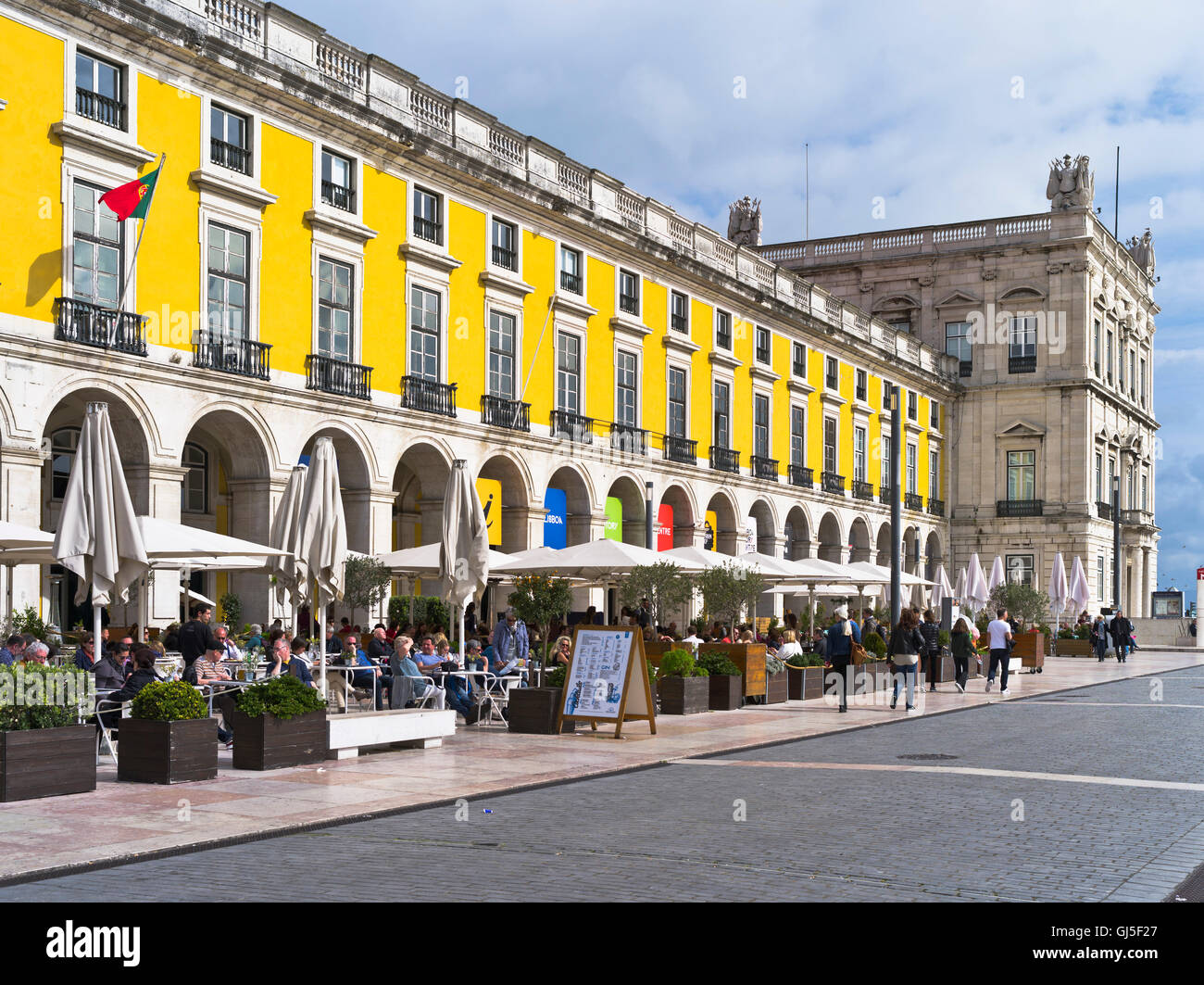 dh Praca do comercio LISBON PORTUGAL Outdoor restaurants city building cafes commerce square lisboa cafe lisbon municipio dining outdoors street Stock Photo