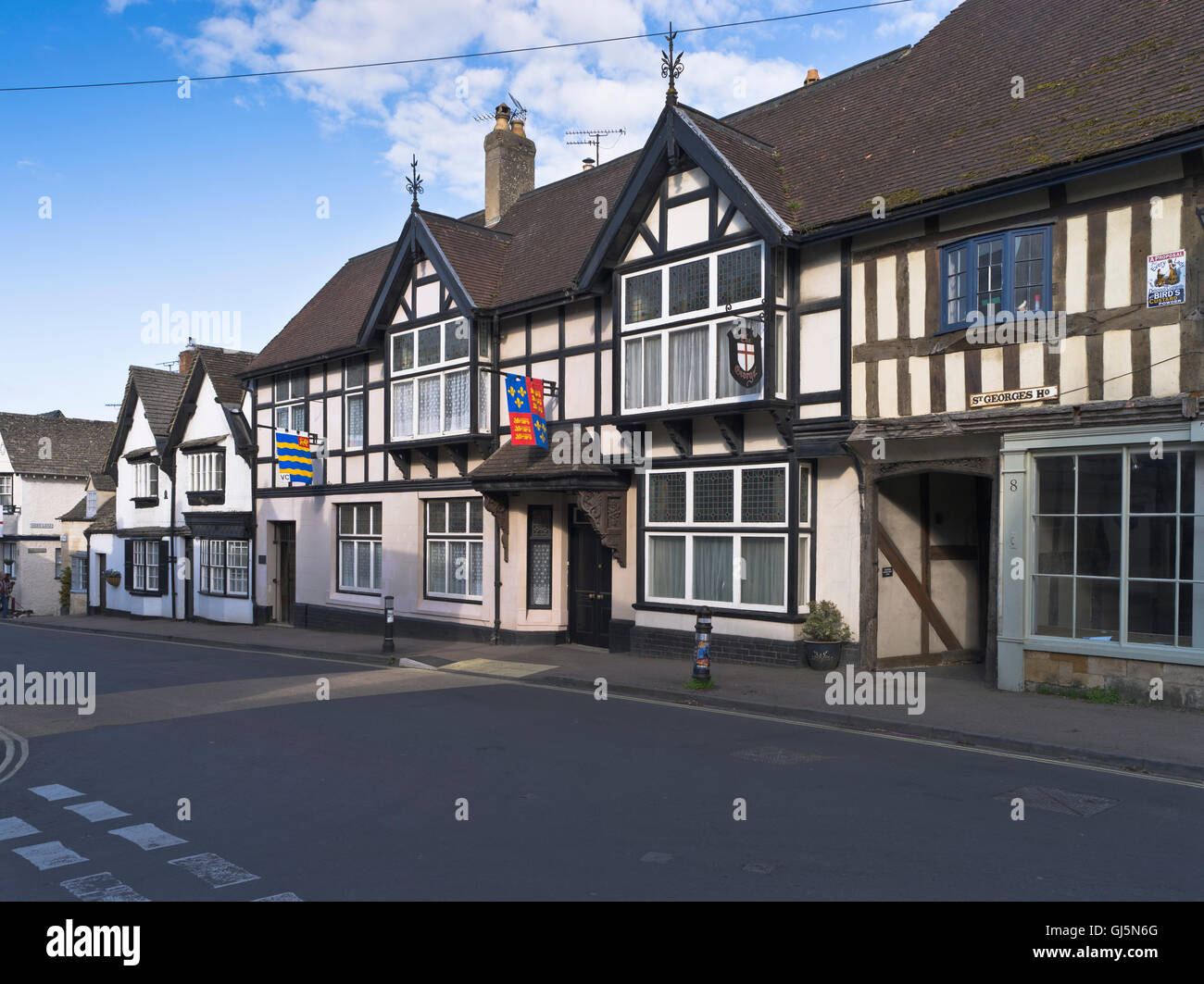 dh The George hotel WINCHCOMBE GLOUCESTERSHIRE Traditional hotel restaurant town main street village cotswolds england exterior uk Stock Photo