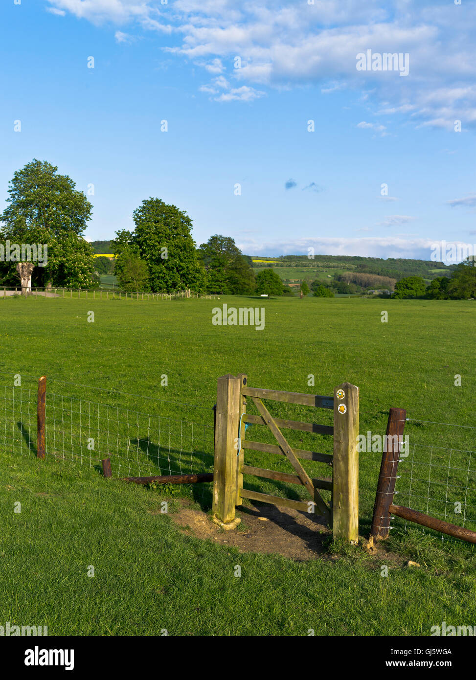 dh Wardens Way WINCHCOMBE GLOUCESTERSHIRE Footpath field gate countryside cotswolds fields uk fence Stock Photo