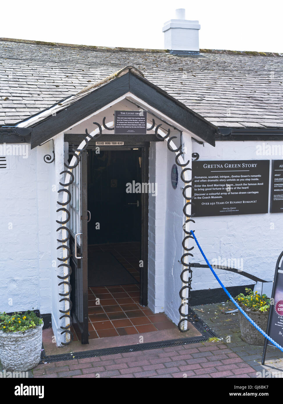 dh Blacksmiths cottage GRETNA GREEN DUMFRIES The Lucky Arch Blacksmith cottage shop Stock Photo