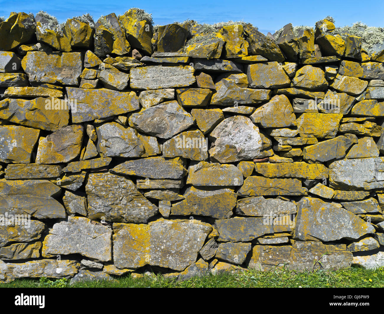 dh dry stone wall FAIR ISLE SHETLAND Beach stone wall drystone dyke scotland walling Stock Photo