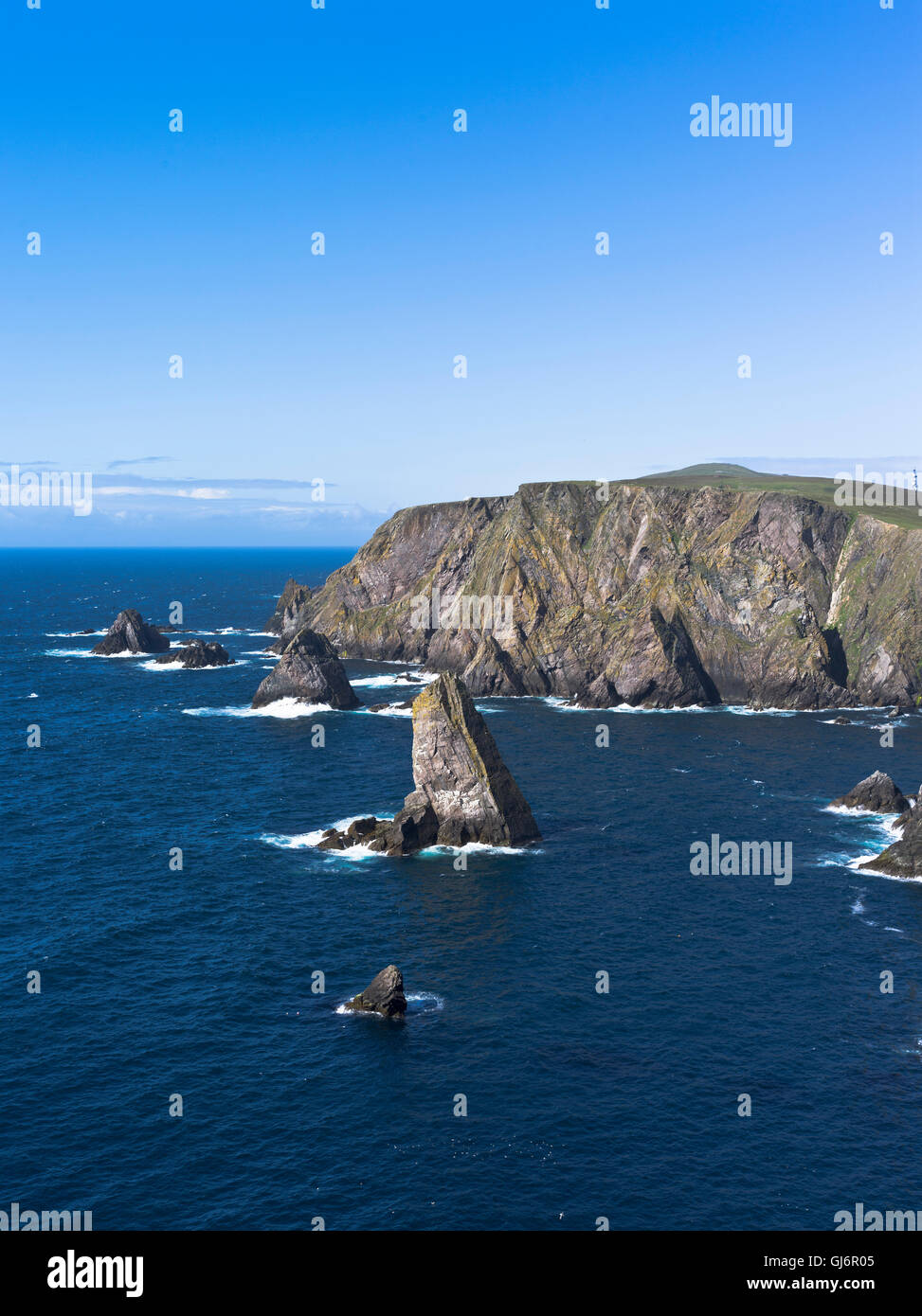 dh  FAIR ISLE SHETLAND Lang Cole sea stack  rugged seacliff coast coastal cliffs isles scotland uk Stock Photo