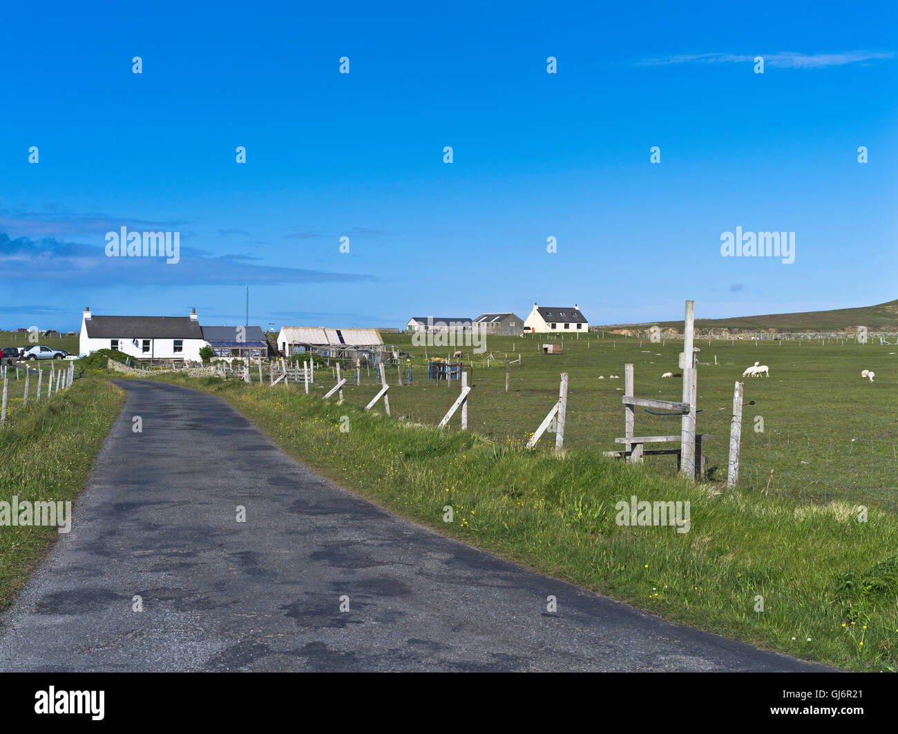 dh  FAIR ISLE SHETLAND Road croft cottage houses village scotland Stock Photo