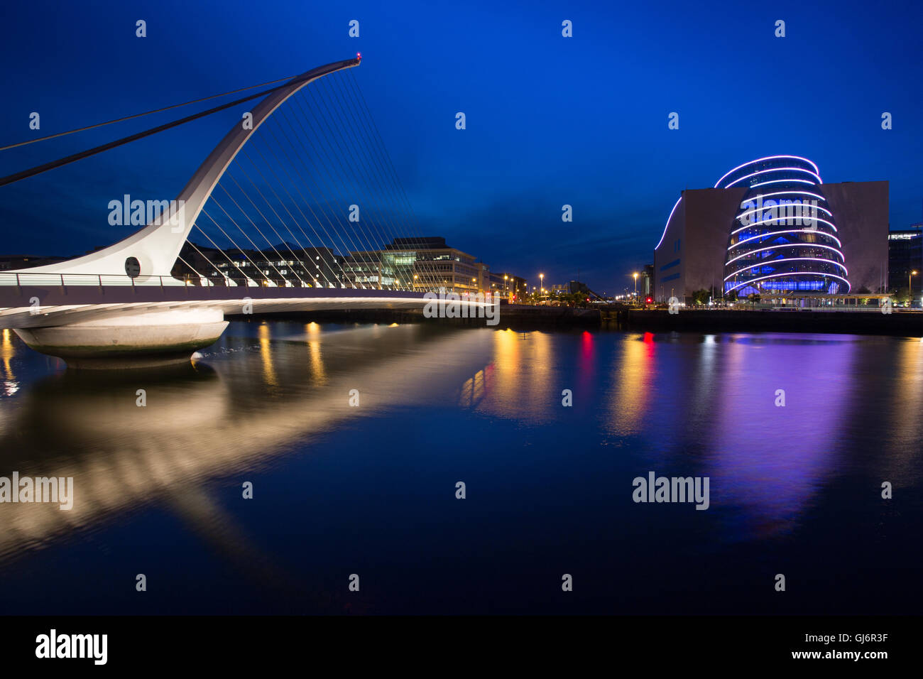 Dublin at Night, The Samuel Beckett Bridge over the river Liffey Stock ...
