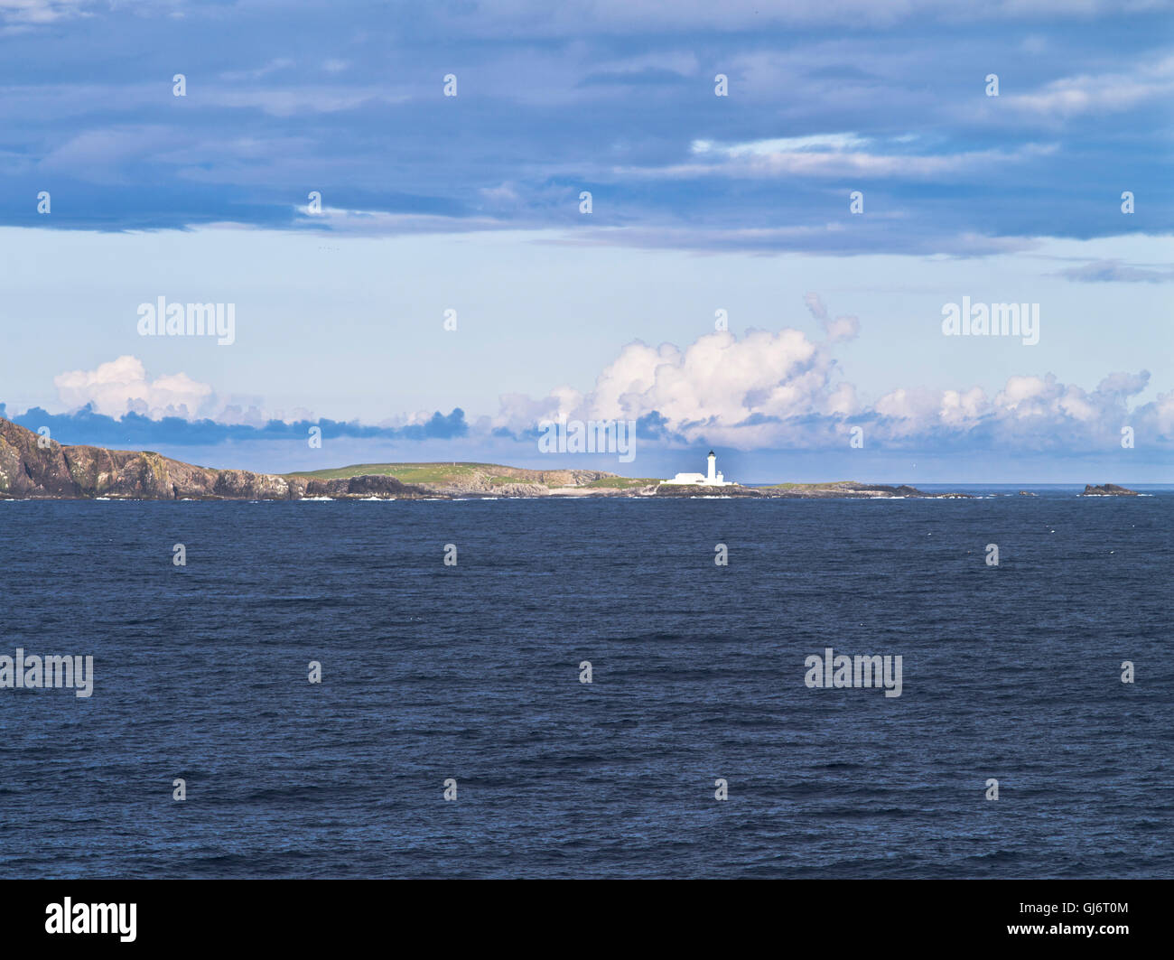 dh South Lighthouse FAIR ISLE SHETLAND Island coast white light house uk island scotland sea remote Stock Photo
