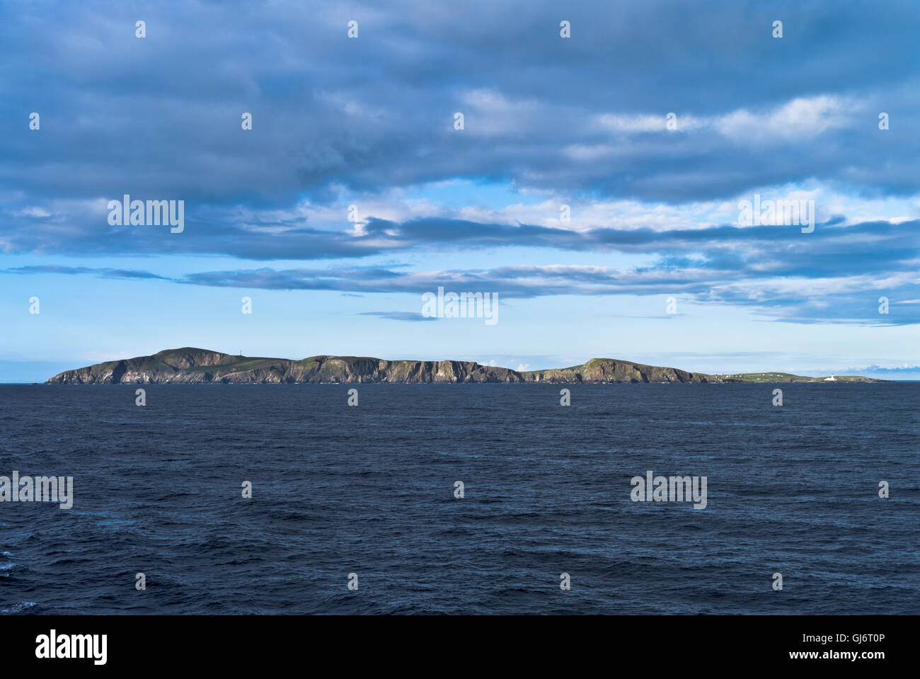 dh Sheep Rock FAIR ISLE SHETLAND Large sea stack The Heelors coastal cliff coast scotland Stock Photo