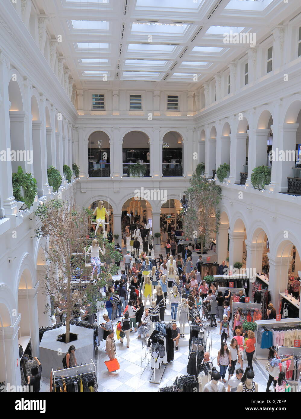 People shop at H&M in Melbourne Australia Stock Photo - Alamy