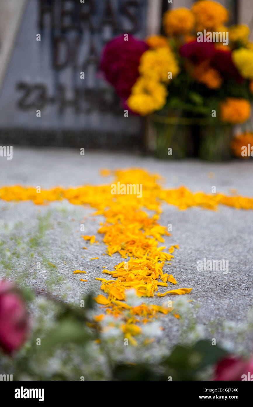 Day of the dead,decoration of graves at  San Miguel cemetary, Oaxaca, Mexico Stock Photo